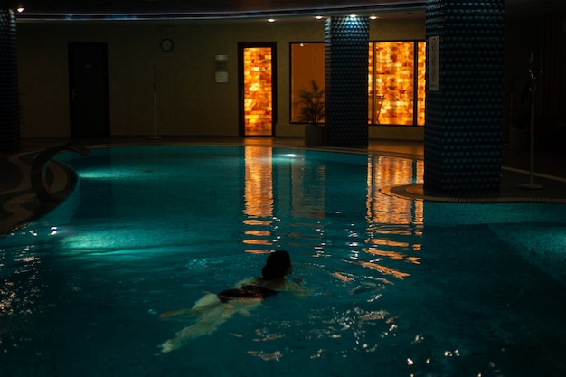 Piscine intérieure dans le spa relax lumière tamisée