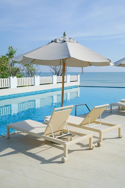 Piscine de lit autour de la piscine avec fond de mer