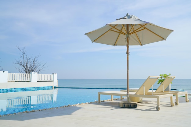 Piscine de lit autour de la piscine avec fond de mer