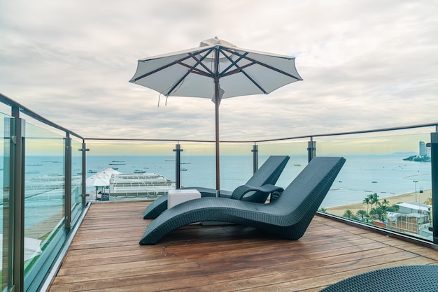 Piscine de lit avec parasol autour de la piscine