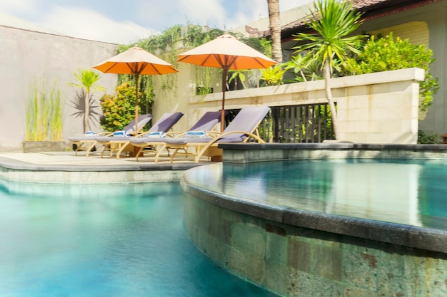 Piscine de luxe à l'hôtel de villégiature