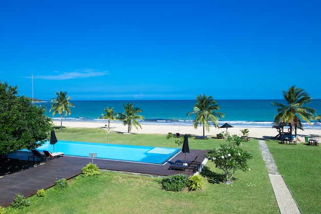 Piscine de luxe avec vue sur la mer