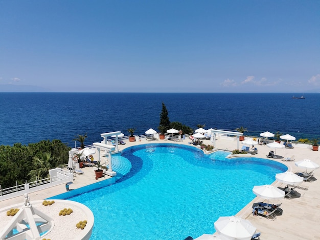 Piscine luxueuse avec vue sur l'eau bleue et la mer Kusadasi Turquie