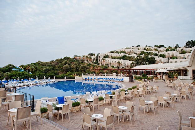 Piscine le matin à l'hôtel de villégiature d'été méditerranéen en Turquie Bodrum