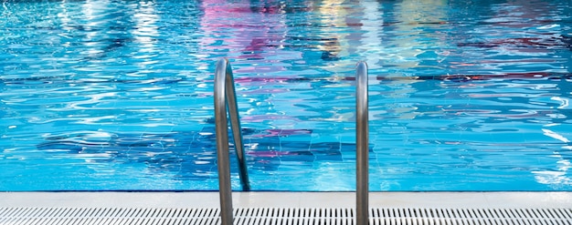 Piscine moderne avec échelle au resort. photo de haute qualité