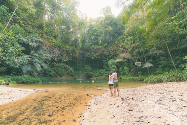 Photo piscine naturelle de forêt tropicale