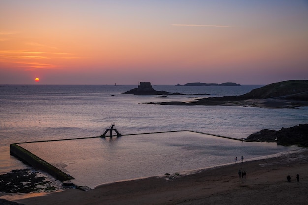 Photo piscine naturelle de saintmalo au coucher du soleil bretagne france