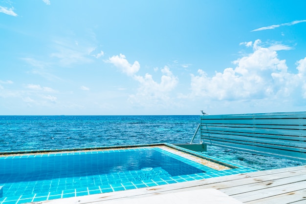 piscine avec océan et mer aux Maldives