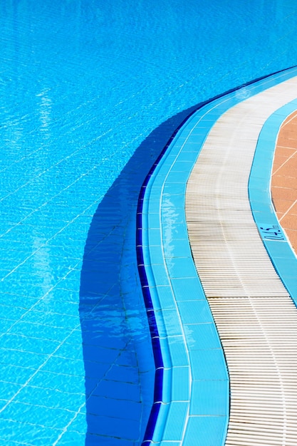 Photo piscine par une journée ensoleillée