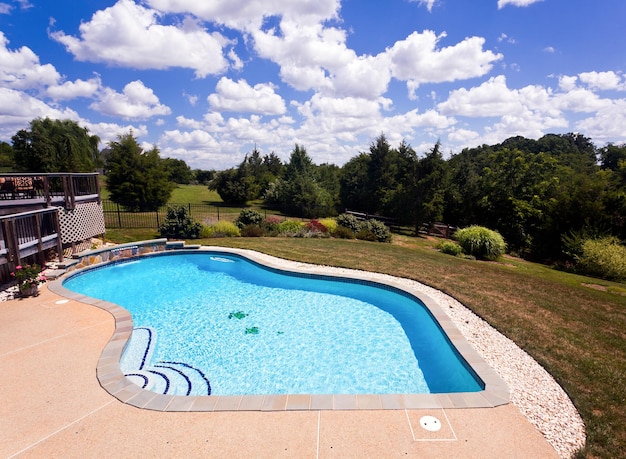 Piscine et patio arrière-cour