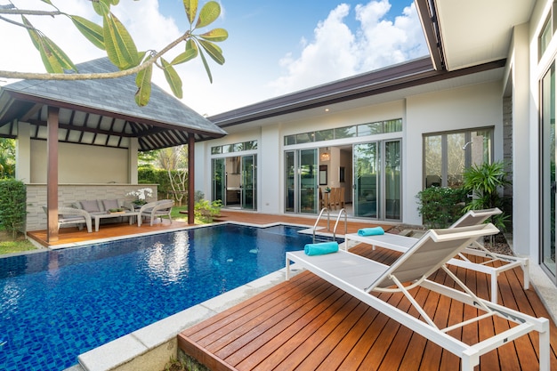 Piscine et pavillon avec jardin verdoyant