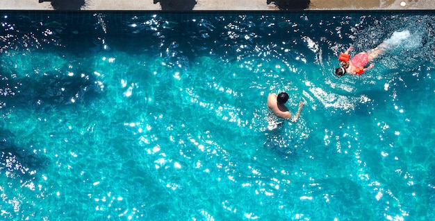 Piscine et père et fille et jouer ensemble et moment de bonheur et vue de dessus.