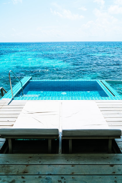 piscine et piscine avec fond de mer aux Maldives