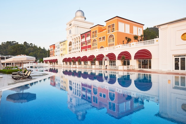 Piscine et plage de l'hôtel de luxe.