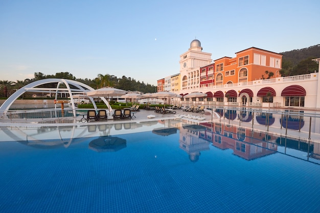 Piscine et plage de l'hôtel de luxe.