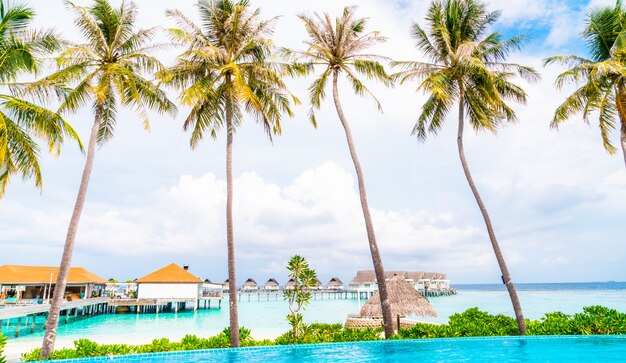piscine avec plage de la mer aux Maldives