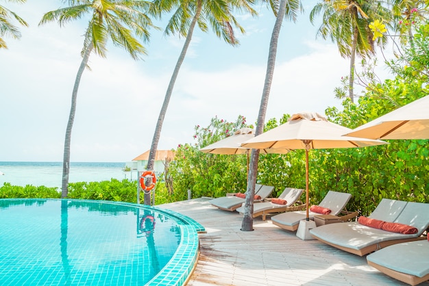 piscine avec plage de mer aux Maldives