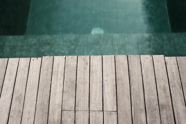 Piscine avec plancher en bois sur le côté