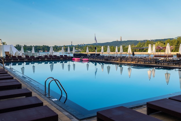 Piscine en plein air dans la ville de Kiev