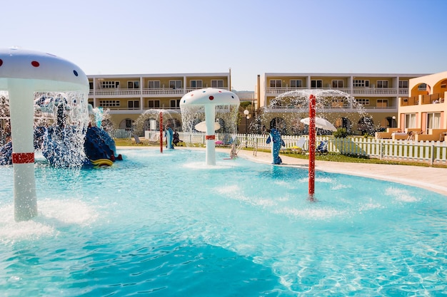 Piscine pour enfants dans la piscine de l'hôtel parc aquatique en plein air amusement de vacances dans l'attraction aquatique de l'hôtel pour les enfants Aire de jeux d'aventure aquatique dans le parc aquatique de l'hôtel