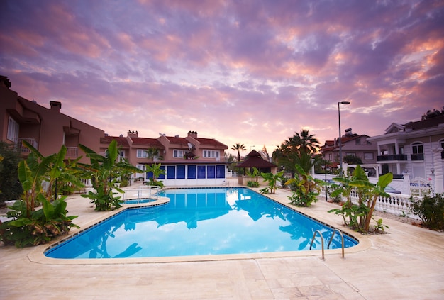 Piscine près des bâtiments de l'hôtel de luxe