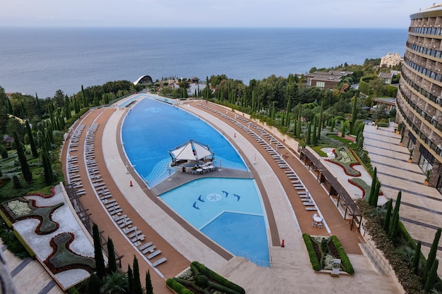 Une piscine près de la côte de la mer Noire. Crimée, Yalta. Vacances au centre de loisirs.