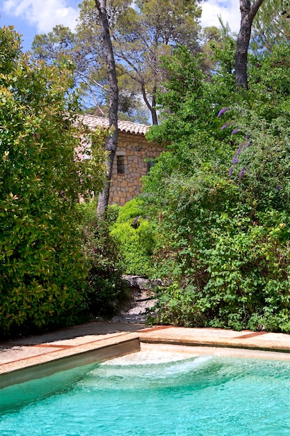 Piscine en Provence française