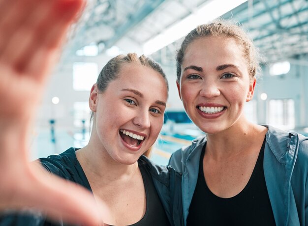 Piscine selfie et portrait d'athlètes féminines après un entraînement ou un entraînement Sourire heureux et photo de jeunes amies prenant une photo après une compétition de fitness ou de sport ensemble