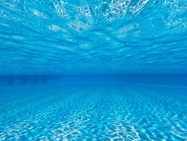 Piscine sous l'eau. De l'eau pure dans la piscine