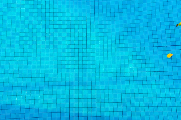 Photo piscine à surface ondulée