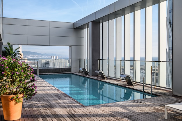 Piscine sur le toit avec belle vue sur la ville des gratte-ciel