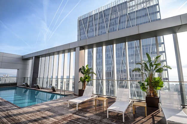 Piscine sur le toit avec belle vue sur la ville des gratte-ciel