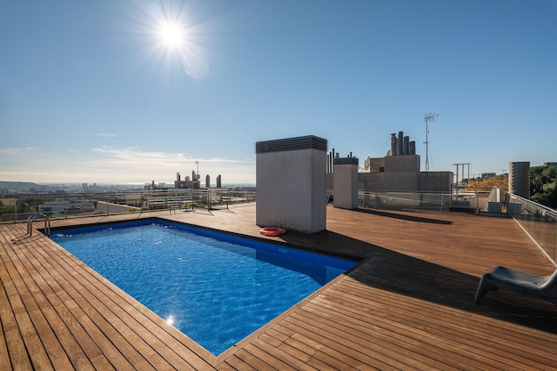 Piscine sur le toit avec ciel bleu clair aux beaux jours