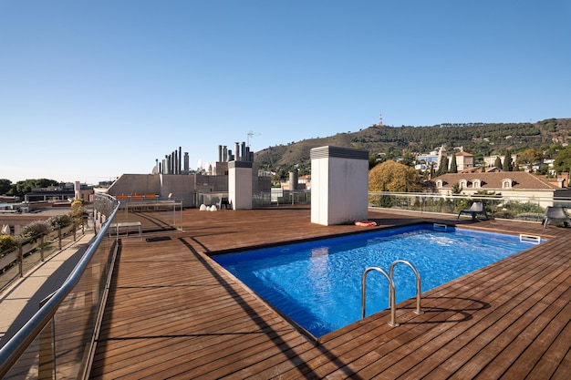 Piscine sur le toit avec ciel bleu clair dans la zone urbaine de la colline