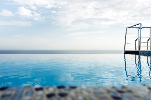 Photo piscine sur le toit de la maison avec vue sur la mer