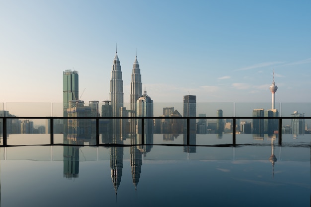 Piscine sur le toit avec vue magnifique sur la ville de Kuala Lumpur, Malaisie.