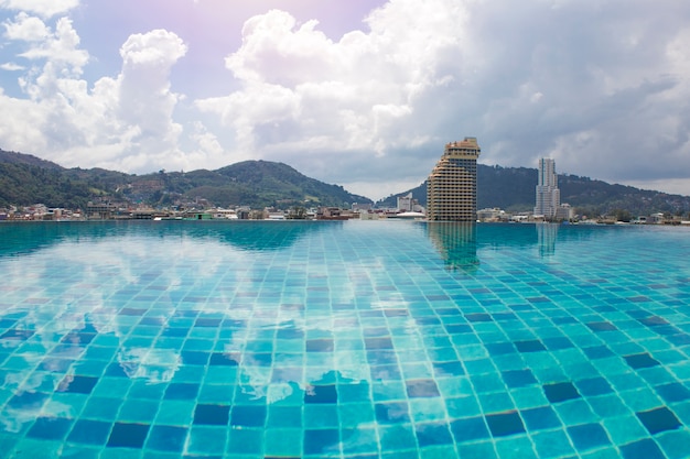 Piscine sur le toit avec vue sur la ville