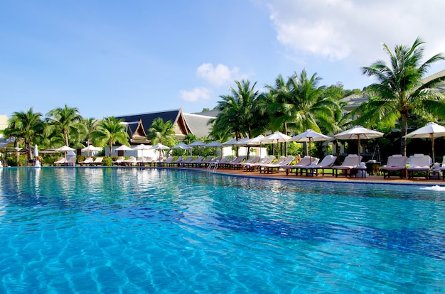 Piscine tropicale avec cocotier et parasol blanc