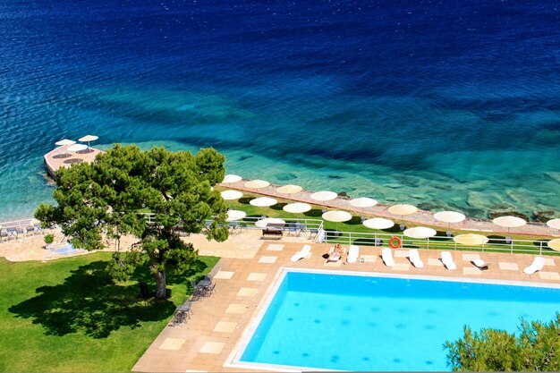 Piscine tropicale près de la plage