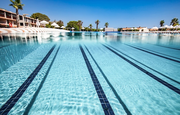 Piscine tropicale vue sur l'eau et sous l'eau.