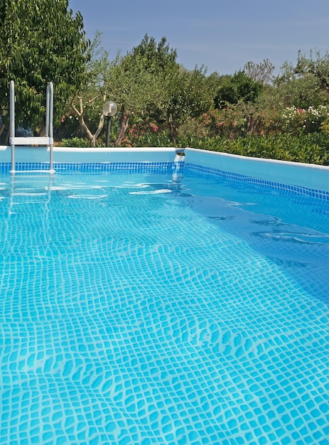 Bateau Jouet Pour Enfants Dans Les Jeux D'eau De La Piscine En été Par  Temps Ensoleillé