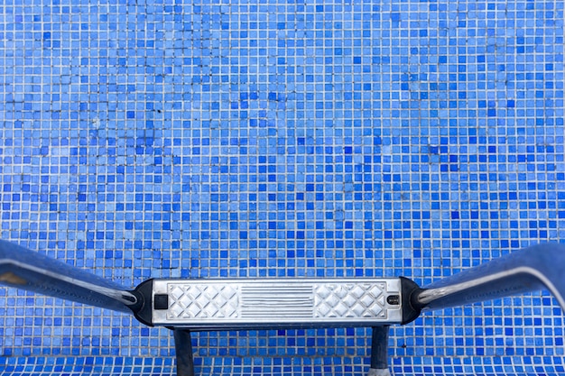 Piscine vide dans un lotissement