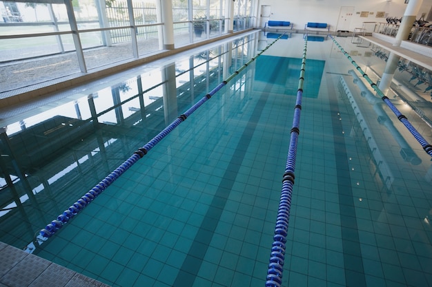 Piscine vide avec des marqueurs de voie