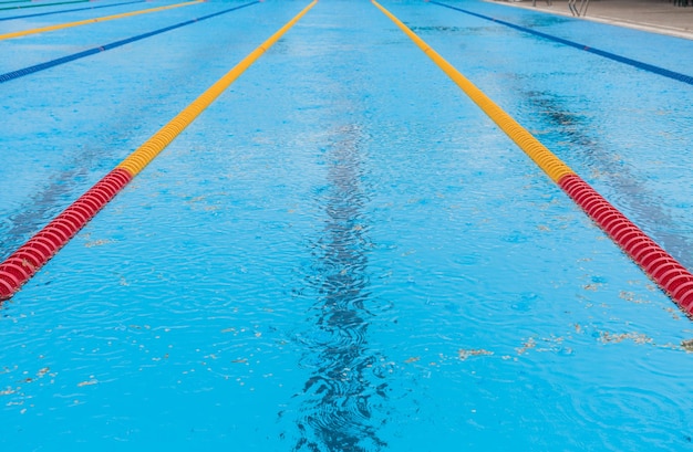 Piscine vide et pluie