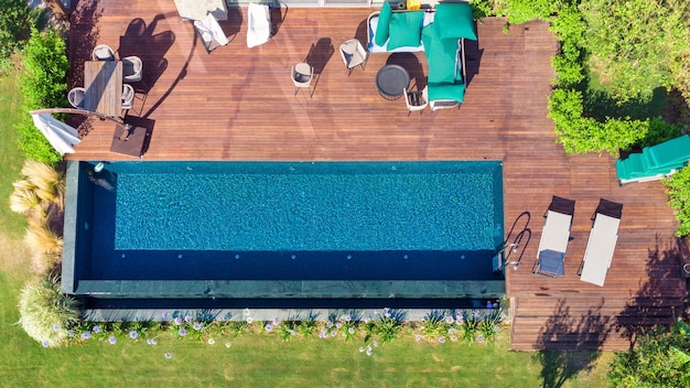 Piscine vue d'en haut Vue de haut en bas d'une villa de luxe moderne avec piscine Aérien paysage de villégiature de luxe hôtel piscine fond de vacances