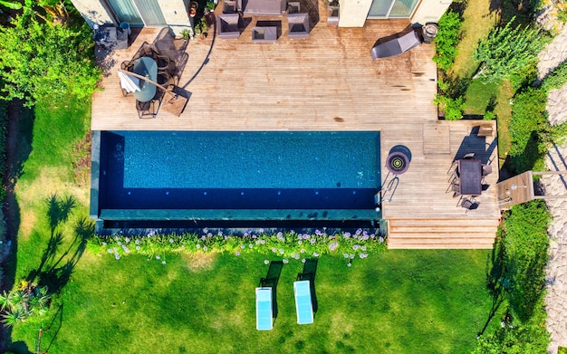 Piscine vue d'en haut Vue de haut en bas d'une villa de luxe moderne avec piscine Aérien paysage de villégiature de luxe hôtel piscine fond de vacances