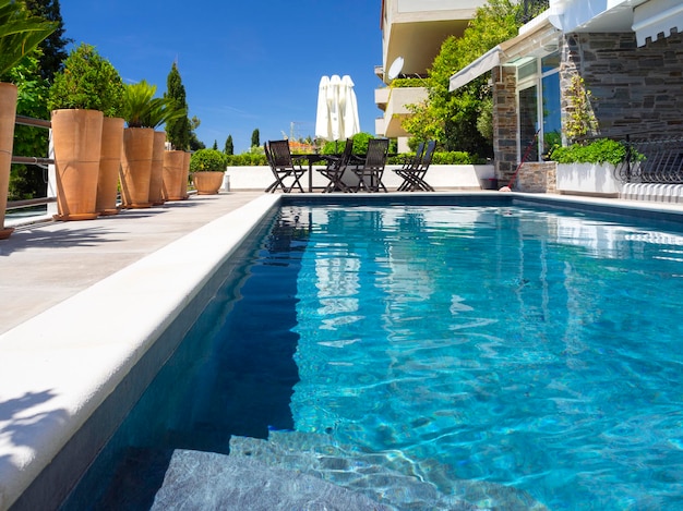 Piscine avec une vue magnifique dans l'appartement par une chaude journée ensoleillée à Athènes Grèce