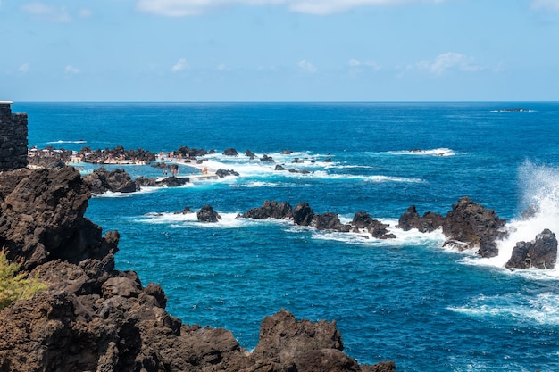 Piscines naturelles de la ville côtière de Porto Moniz en été Madère