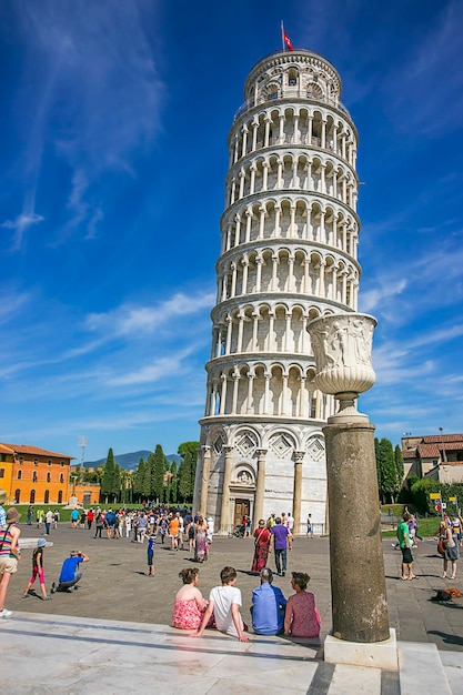 Pise, Italie - 29 août 2012 : Tour penchée de Pise et un vase en Italie en été