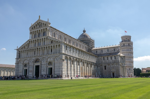 Pise, Italie - 29 juin 2018 : vue panoramique sur la cathédrale de Pise et la tour de Pise sur la Piazza del Miracoli. Les gens marchent et se reposent sur la place